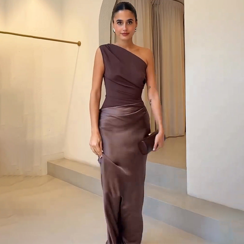 Women’s Maxi Dress with Elegant Neckline and Defined Waistline