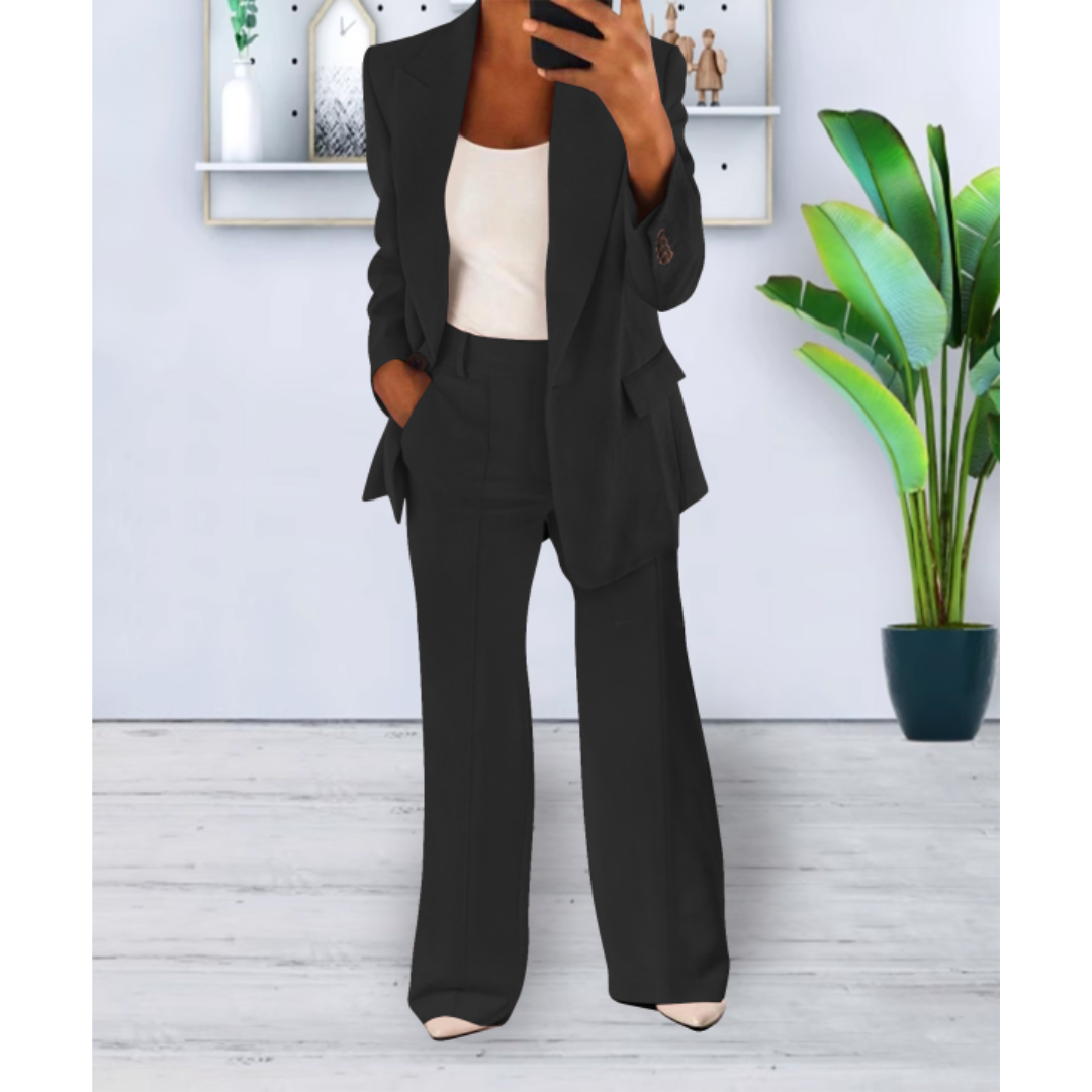 Women’s Two-Piece Suit with Pockets and Relaxed Fit